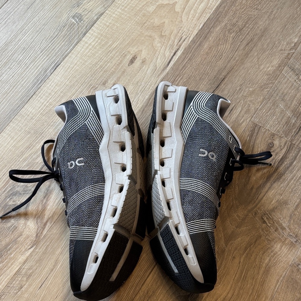 On Cloud Men's Black and Gray Athletic Shoes 9.5 - Picture 3 of 8